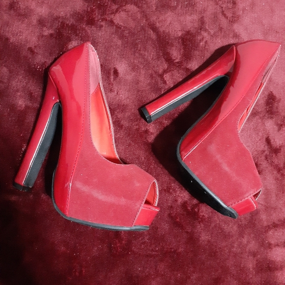 Red high  heels - Picture 2 of 3